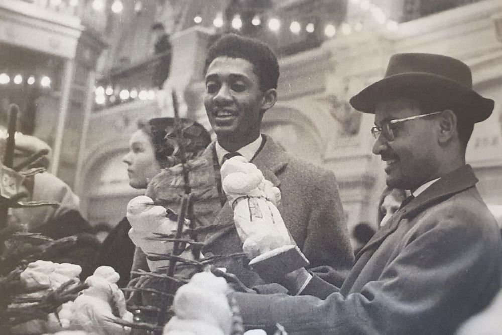 Гости Москвы знакомятся с ватным Дедом Морозом в ГУМе. 1960-е годы. / из собрания Музея ватной игрушки
