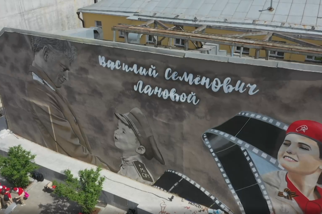 В Таганском районе Москвы появилось граффити с изображением замечательного актера, "главного офицера страны" Василия Семеновича Ланового. Его изображение создали юнармейцы Москвы в рамках Всероссийской акции "Граффити Победы", посвященной проекту Минобороны РФ "Дорога памяти".